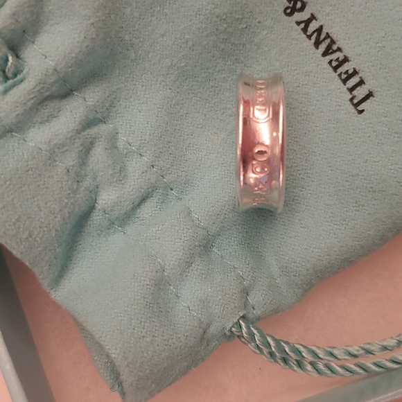 Tiffany new  concave  gorgeous round ring never used packed away bag away boxed - Picture 2 of 9